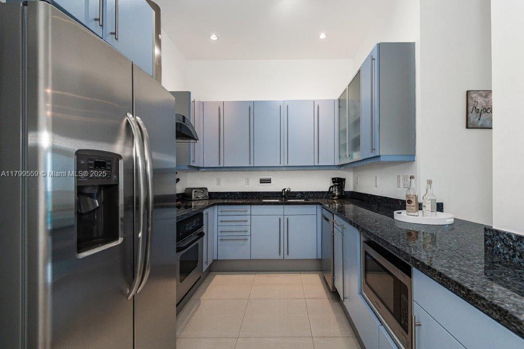 RONEY PALACE CONDO - Residential Lease