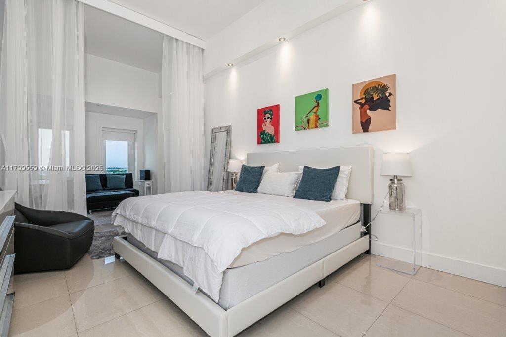 RONEY PALACE CONDO - Residential Lease