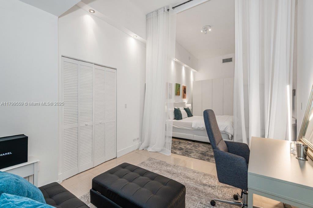 RONEY PALACE CONDO - Residential Lease