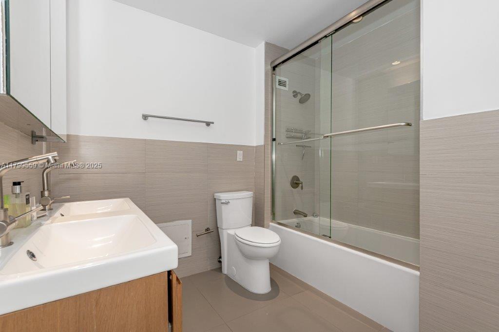 RONEY PALACE CONDO - Residential Lease
