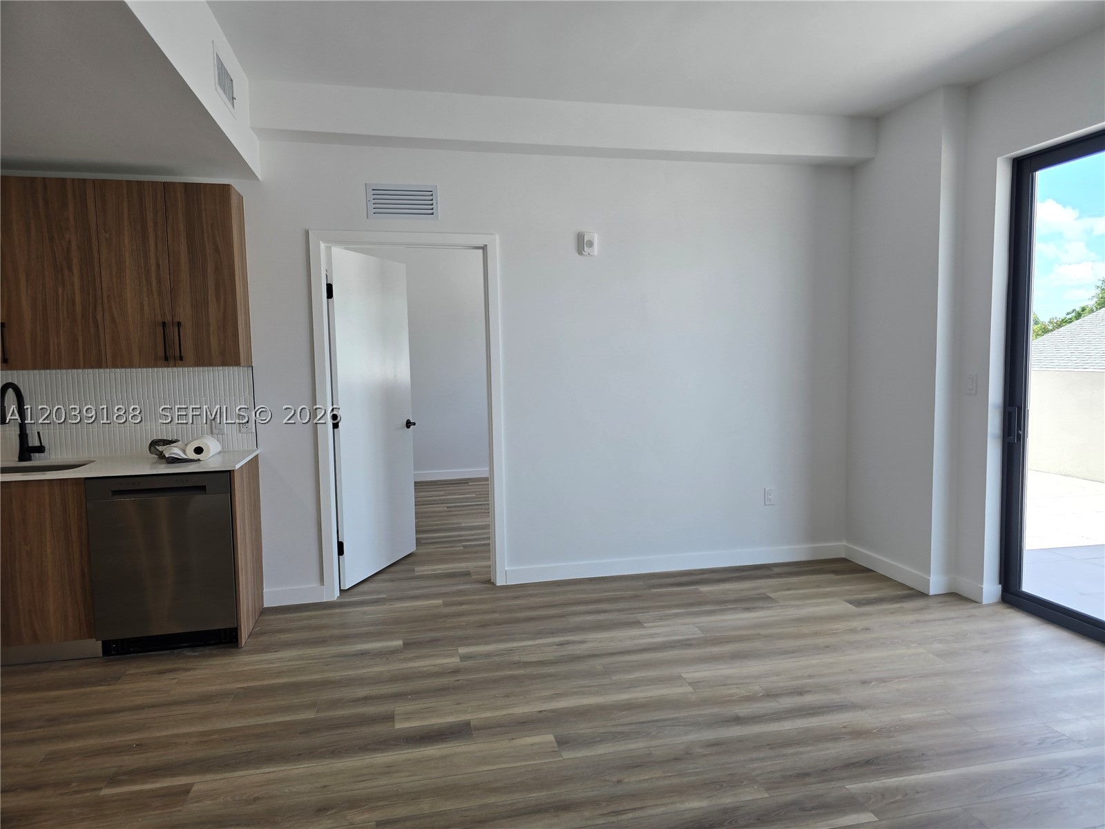 HOLLYWOOD LITTLE RANCHES - Residential Lease