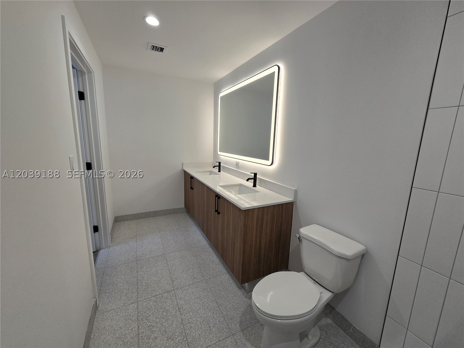 HOLLYWOOD LITTLE RANCHES - Residential Lease