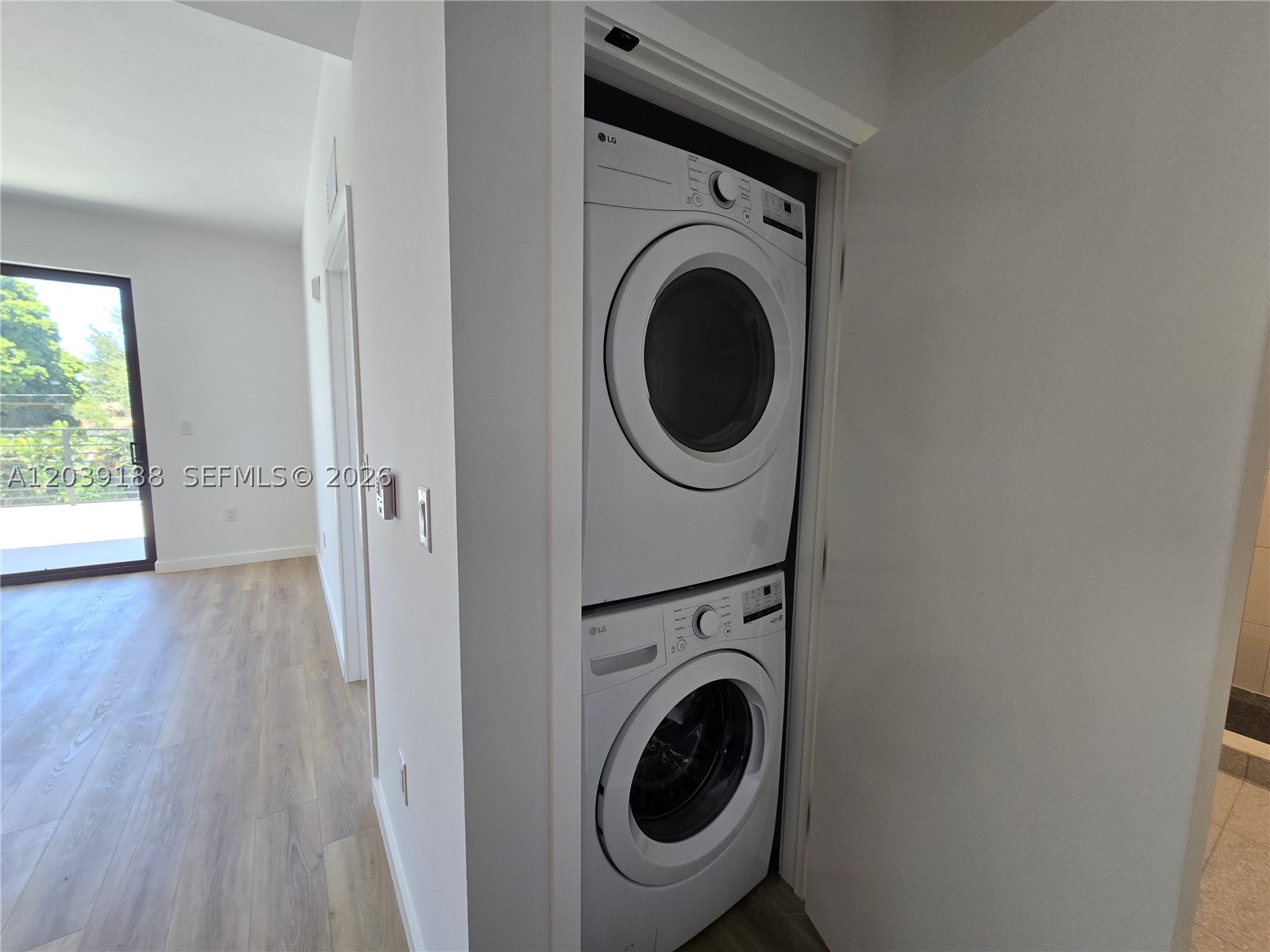 HOLLYWOOD LITTLE RANCHES - Residential Lease
