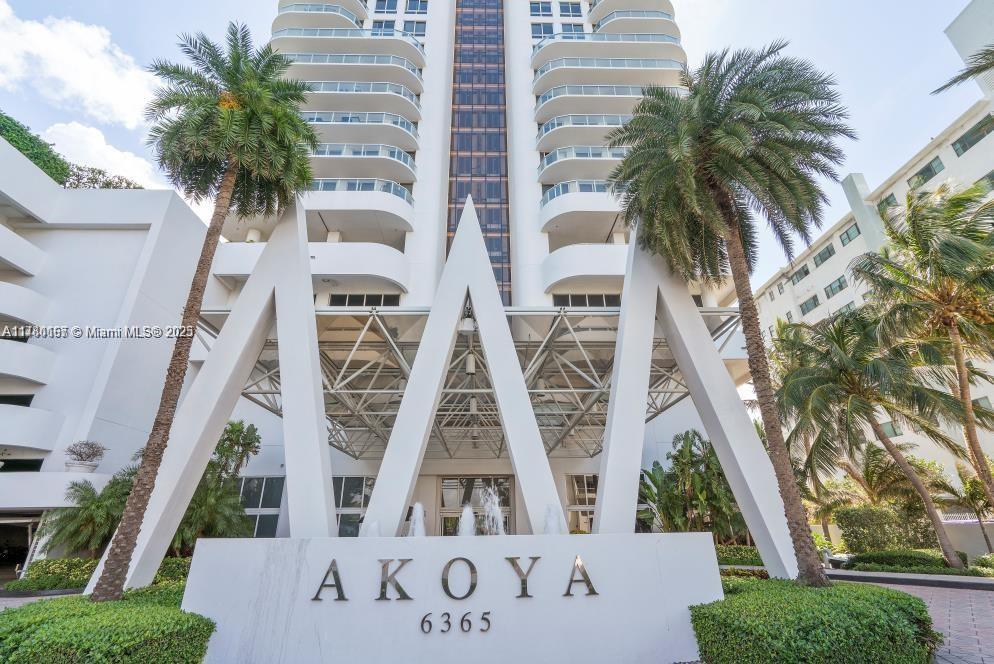 Beatiful 2 d=bdrms 2 baths with spectacular ocean view, at Akoya condominium in Miami Beach Can be furnished or unfurnished Building has 24 hras concierge gym, valet parking