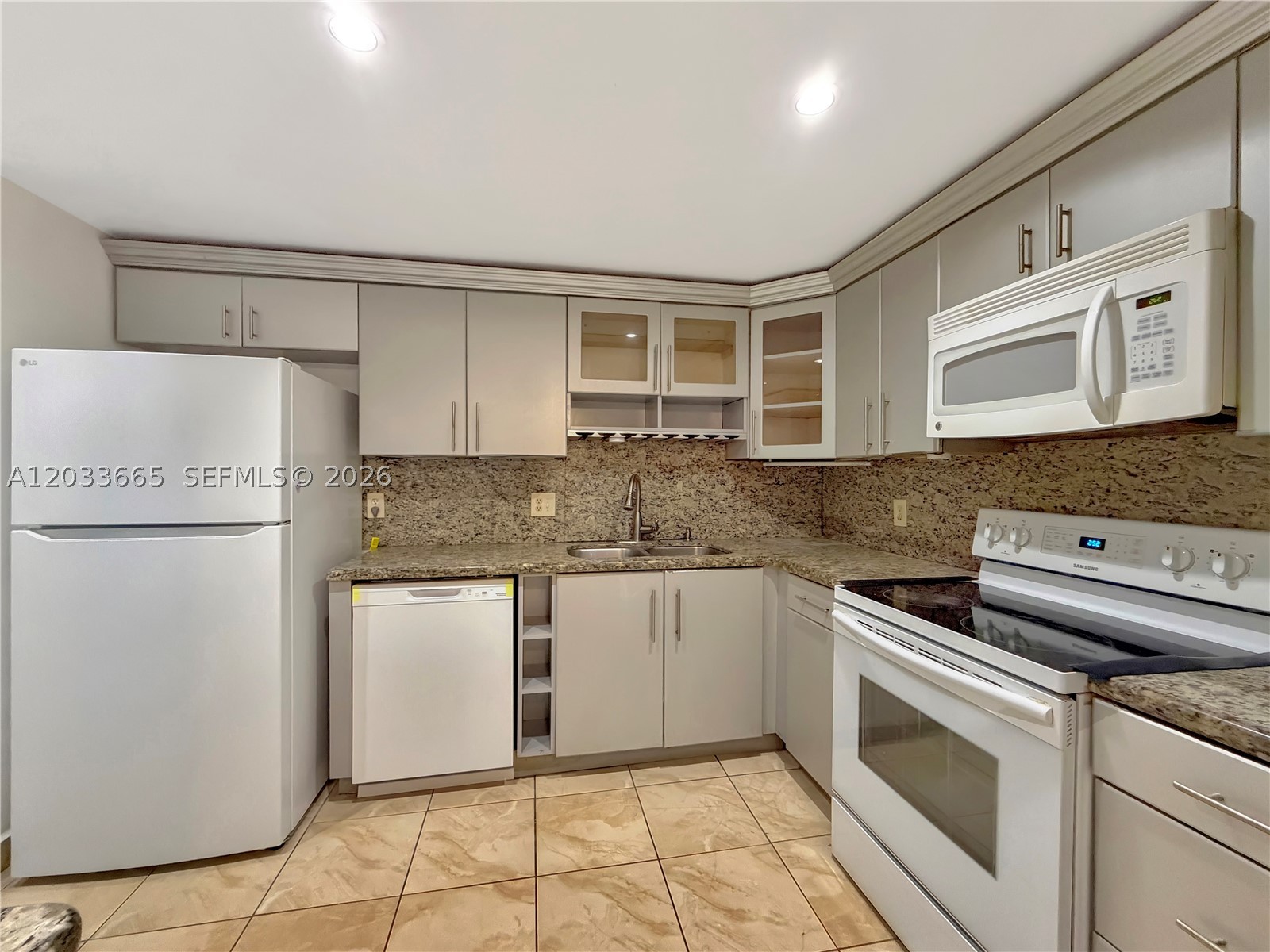 NO 73 PALM-AIRE COUNTRY C - Residential Lease