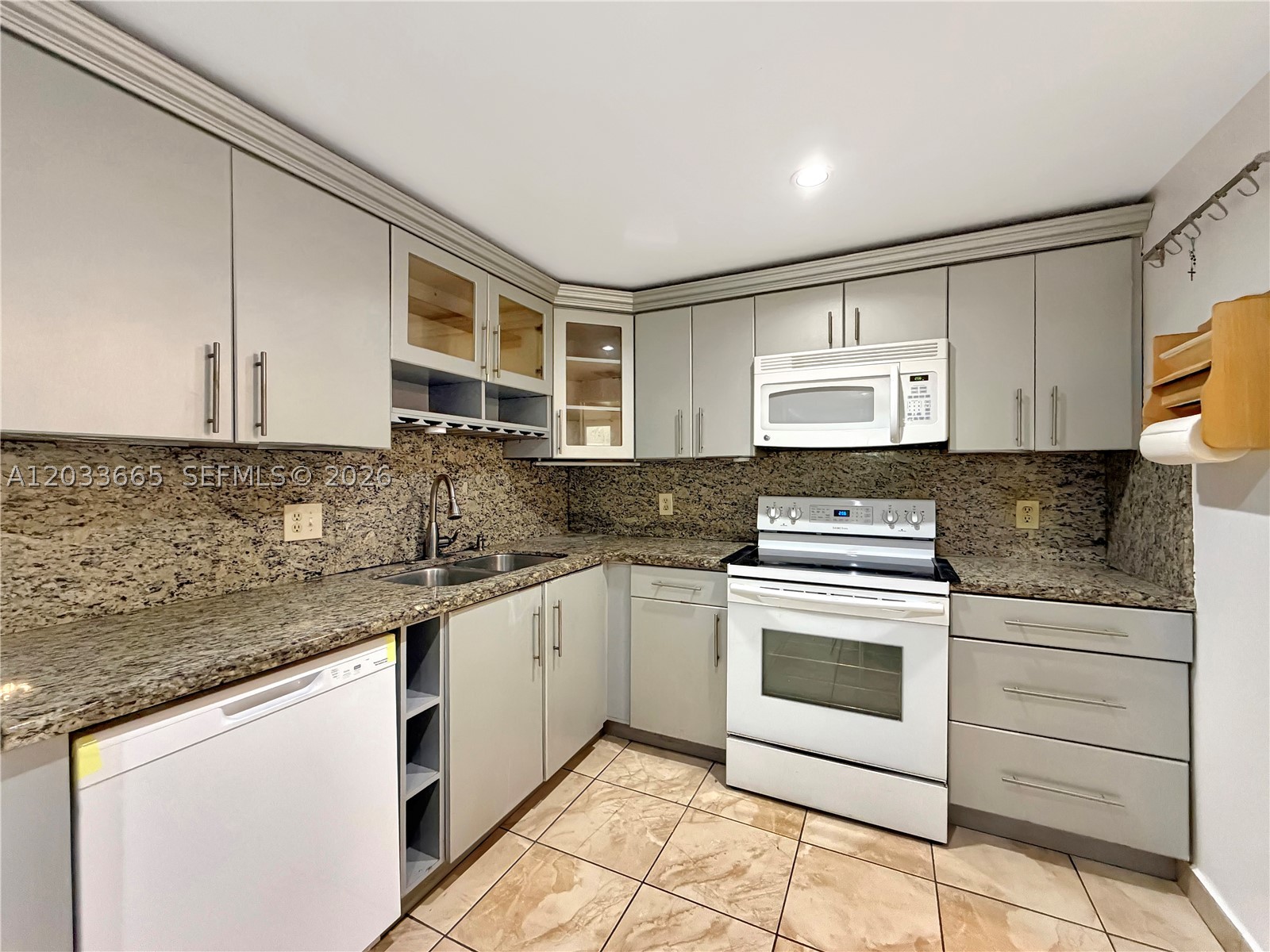NO 73 PALM-AIRE COUNTRY C - Residential Lease