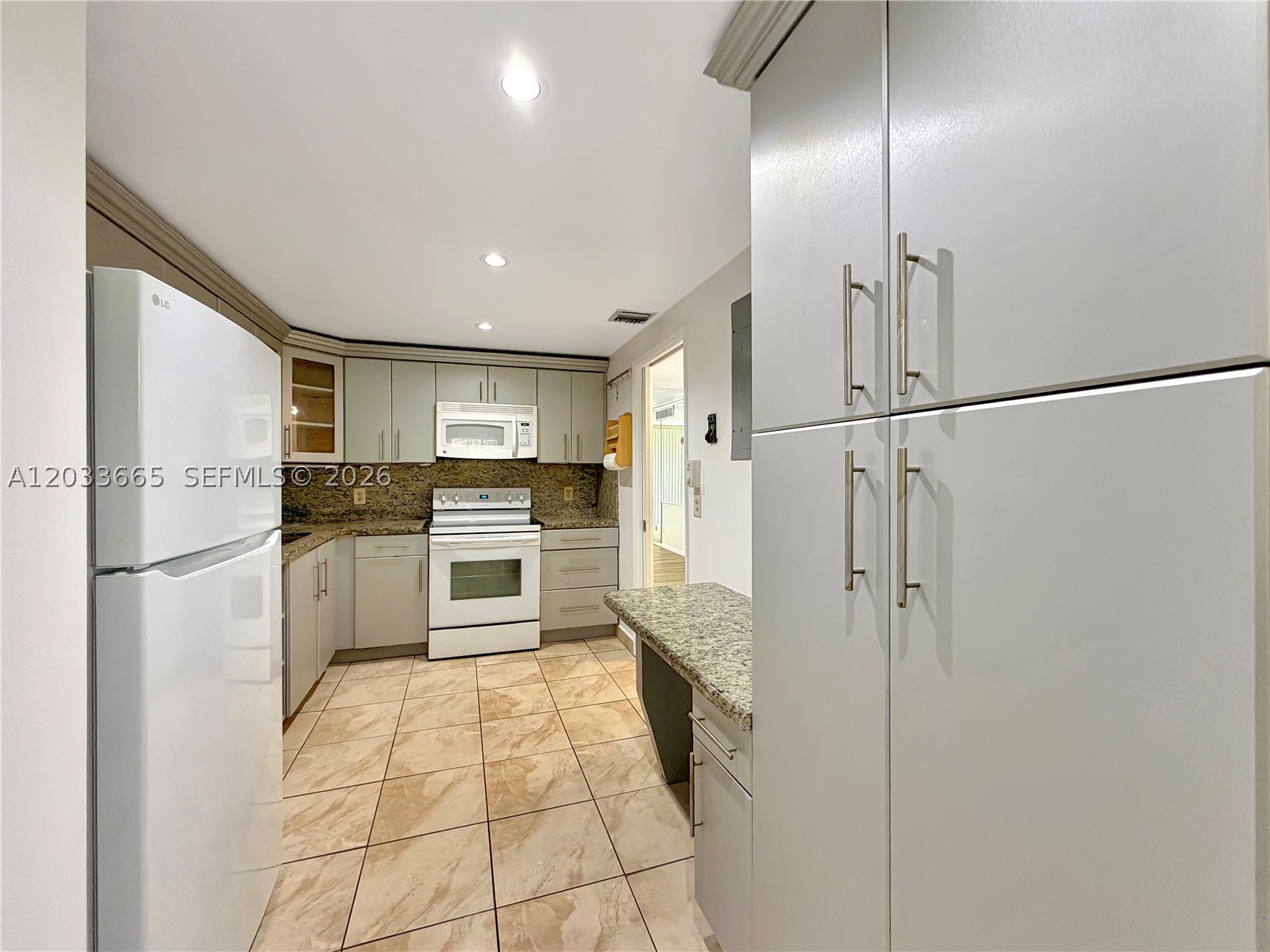 NO 73 PALM-AIRE COUNTRY C - Residential Lease