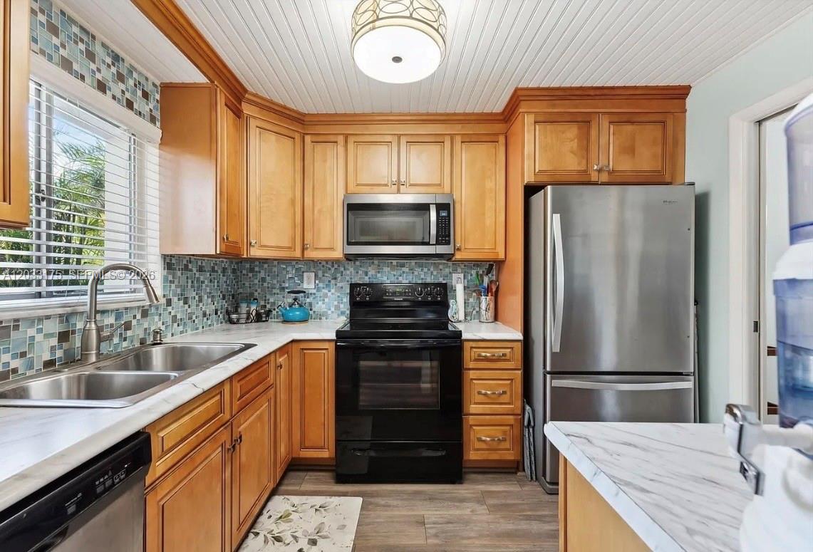 HOLLYWOOD GARDENS CONDOMI - Residential Lease