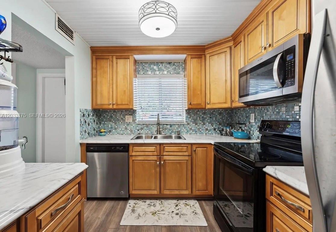 HOLLYWOOD GARDENS CONDOMI - Residential Lease