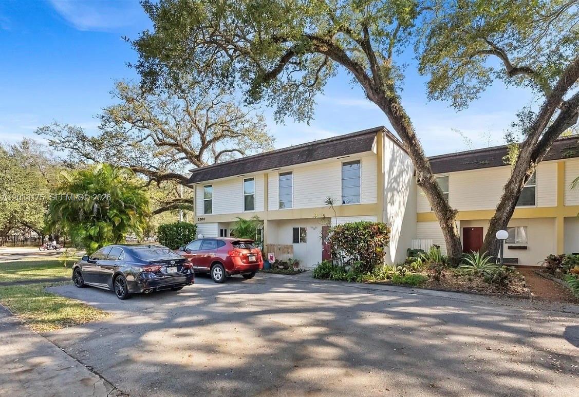 HOLLYWOOD GARDENS CONDOMI - Residential Lease