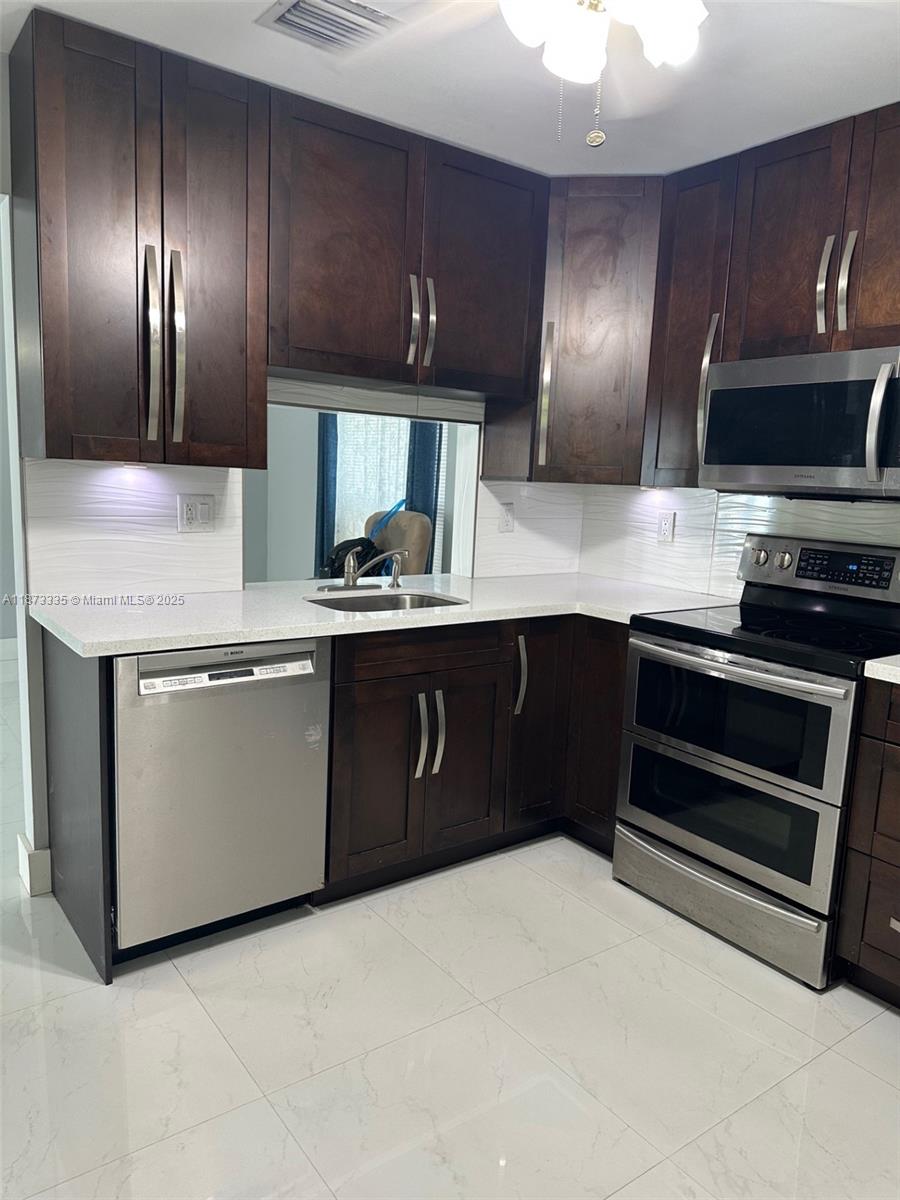 COUNTRY LAKE MANORS SEC 3 - Residential