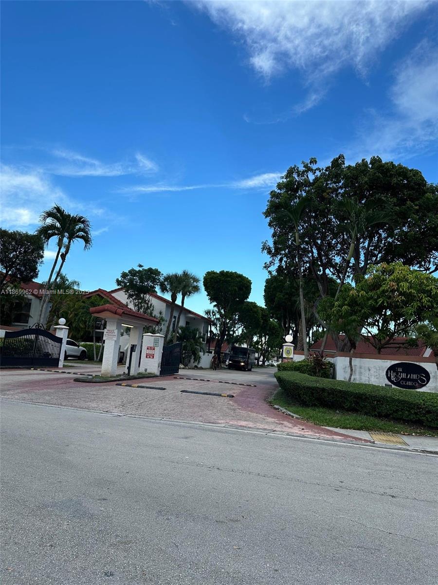 HIGHLANDS AT KENDALL LKS - Residential Lease
