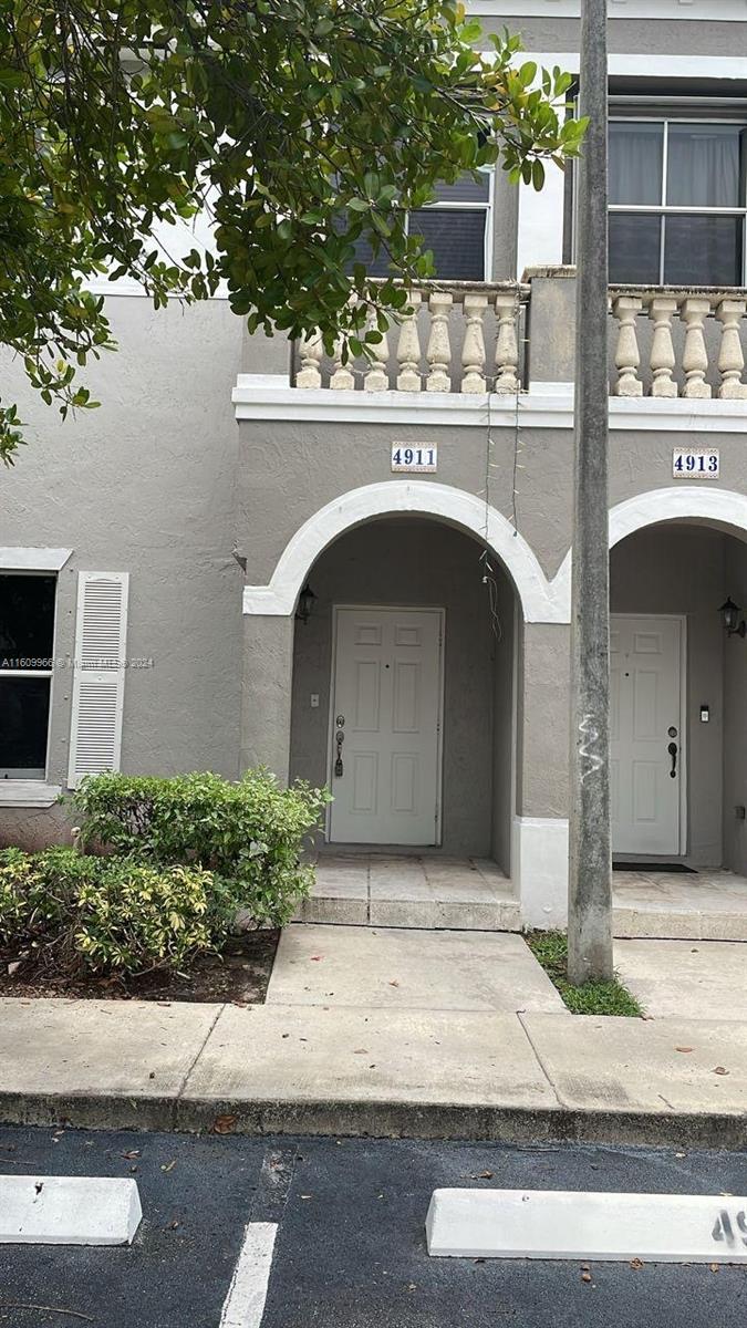 Nice 3 bed/2.5 bath townhouse in luxurious Las Terrazas at Vizcaya, in a gated community, with stainless stell appliences, granite counter top, tile and laminate floors, 2 assigned parking spaces, close to major highways & shopping centers, SEE IT !!RENT IT!!