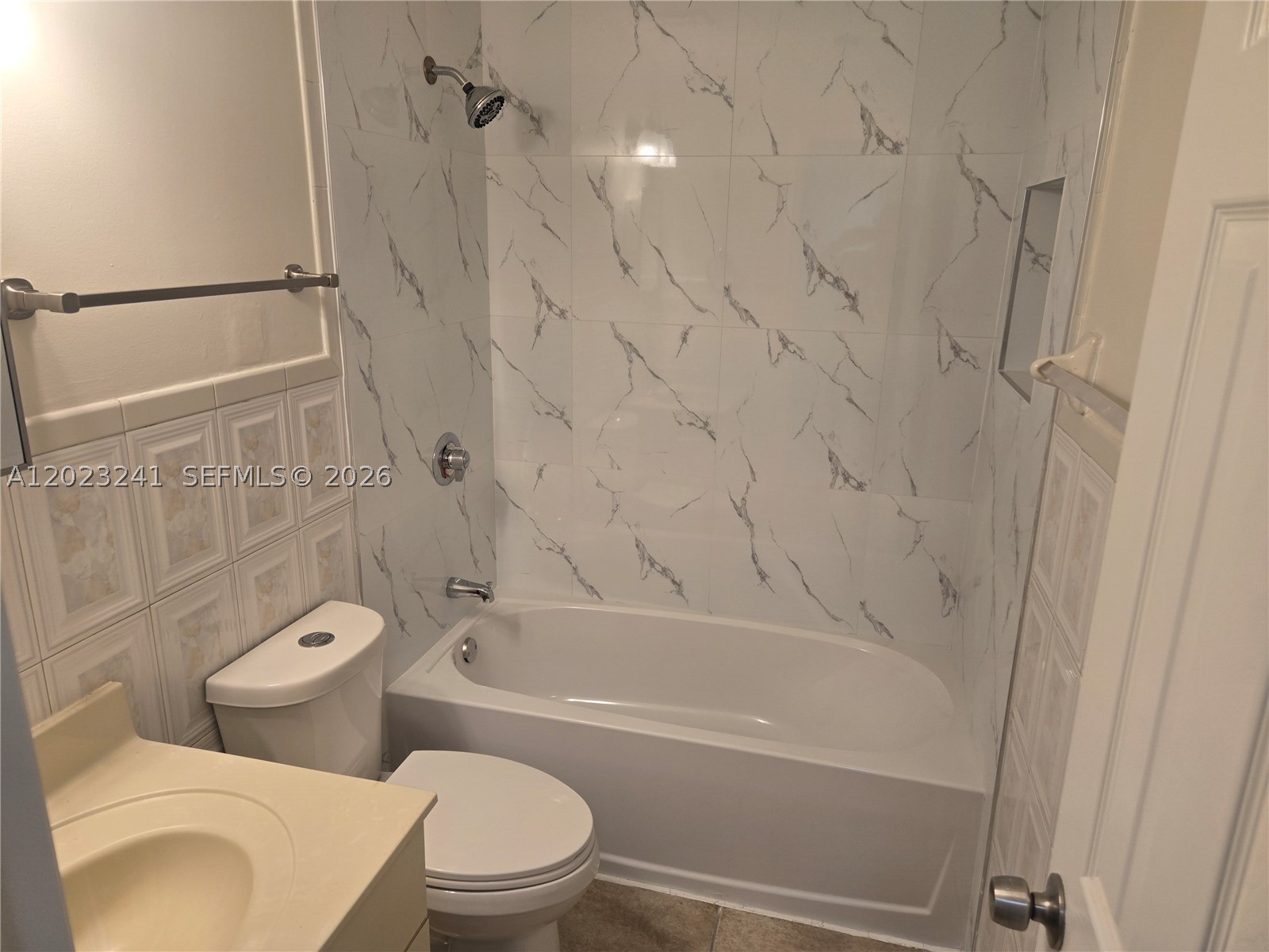 REV LINDLEY PERRINE CENTE - Residential Lease