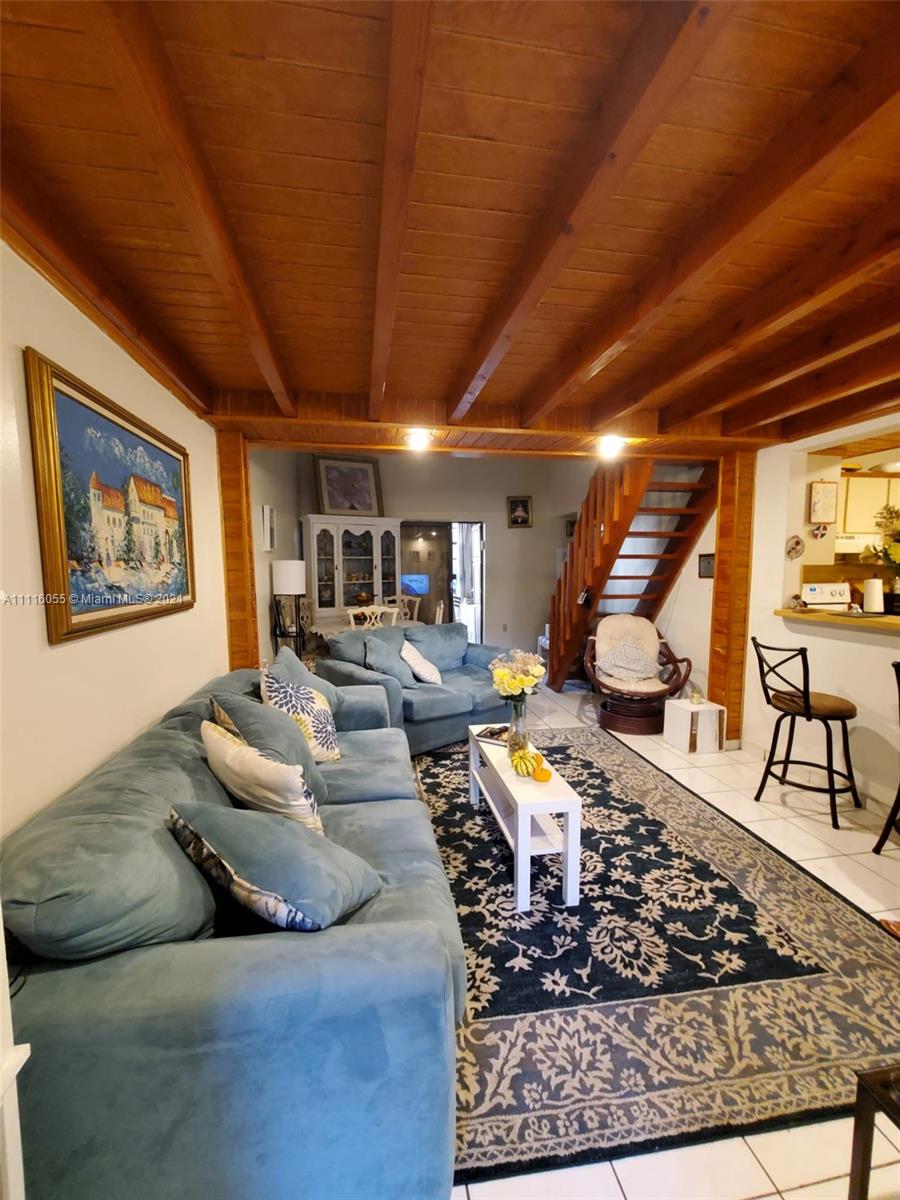 Lake view  , beautiful apartment in Fontainebleau area , with lowest association in the area, 2 bathrooms , 2 bedrooms plus loft. Enclosed balcony . Inside unit laundry. Call now won't last .