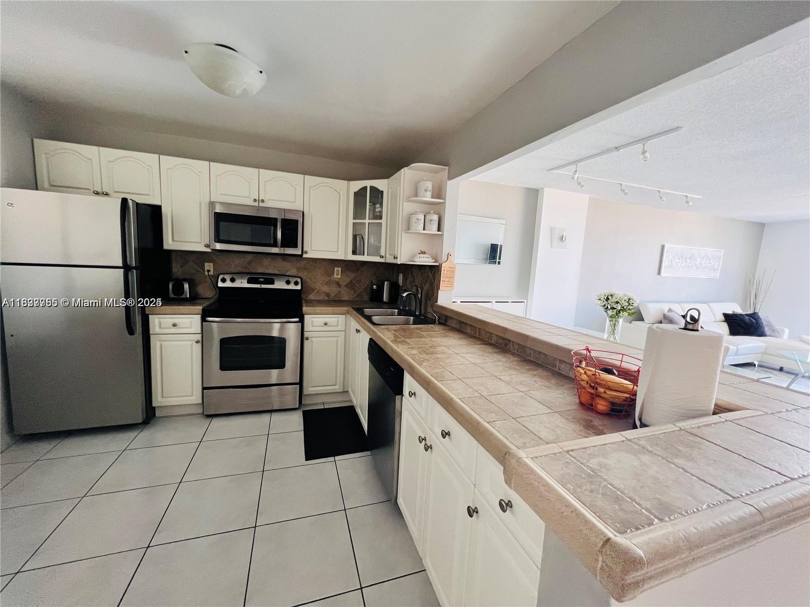 COMMODORE PLAZA CONDO - Residential