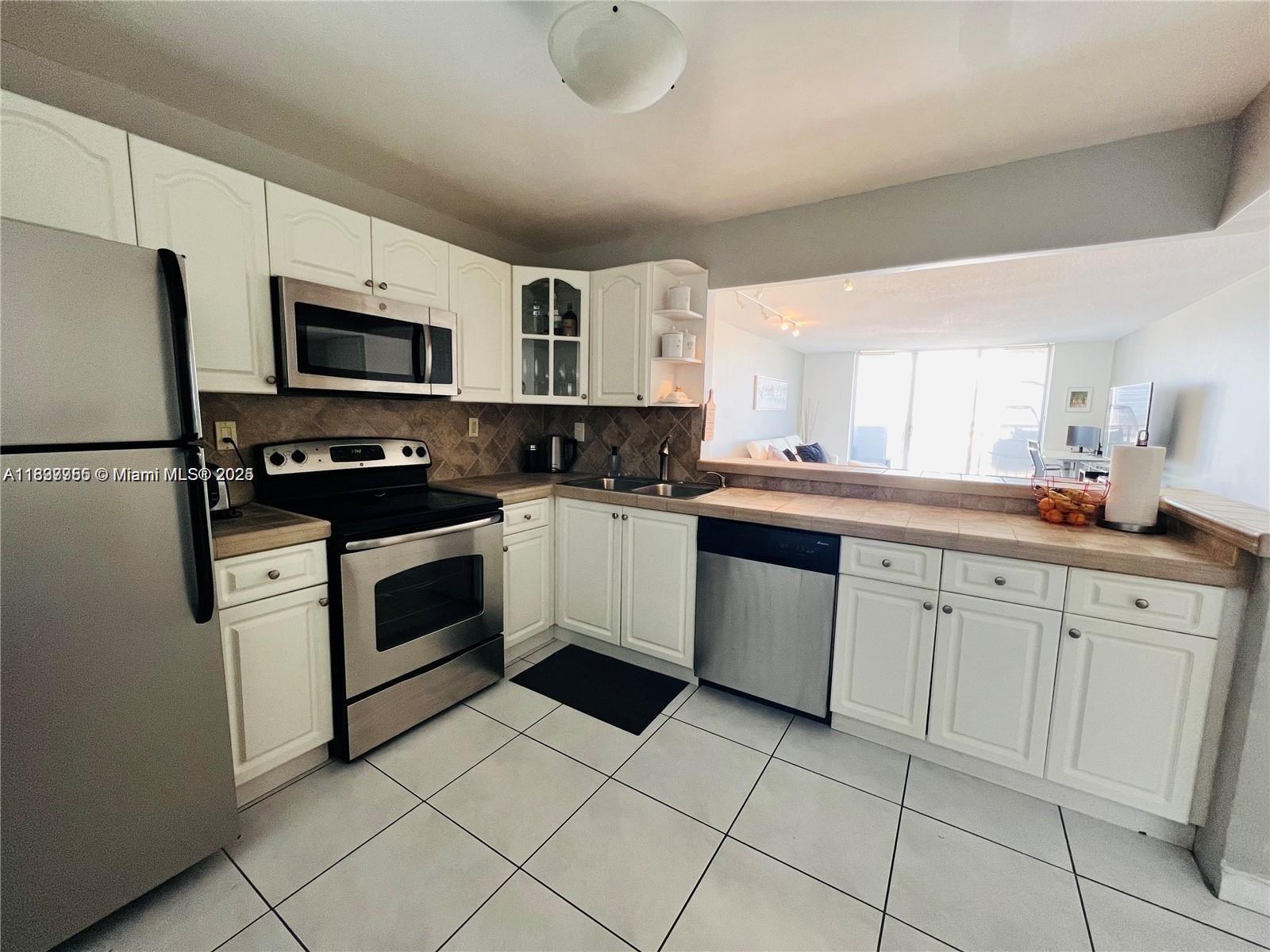 COMMODORE PLAZA CONDO - Residential