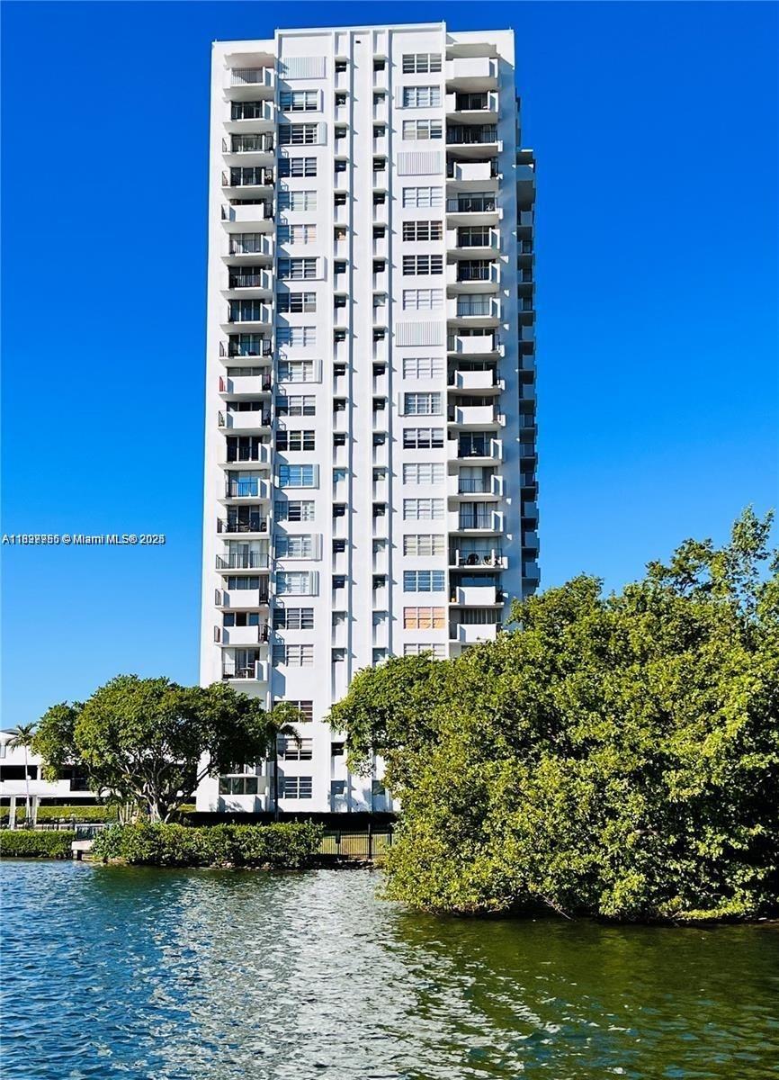 COMMODORE PLAZA CONDO - Residential