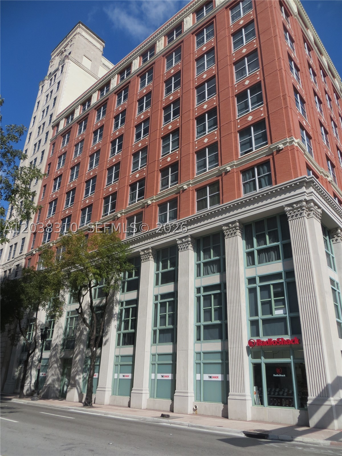 Beautiful 1 bedroom 1 bath condo with Italian kitchen cabinets, stainless steel appliances, and modern bath. Bldg amenities include: fitness center, lounge room, and entertainment area. Centrally located within minutes to Brickell, SoBe, Grove, Gables, and Airport.