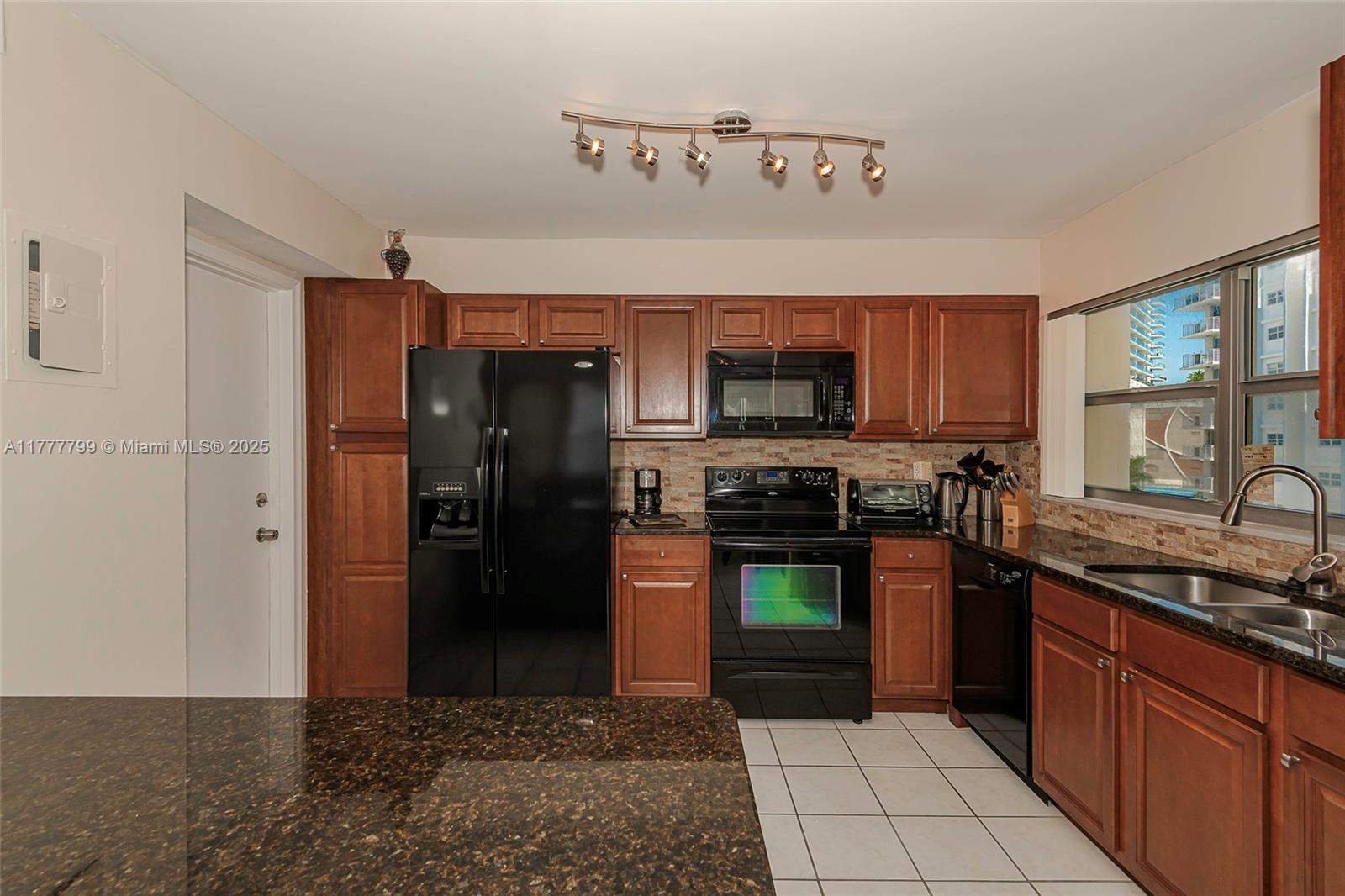 IMPERIAL TOWERS CONDO - Residential