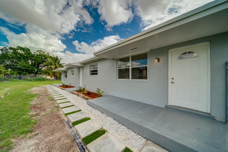 Spacious duplex for rent in West Park.  Large living spaces, updated, open kitchen, nd huge yard.   Minutes from Hard Rock Stadium, The Guitar Hotel, Aventura Mall, the Ft. Lauderdale Airport, beaches, shopping centers and restaurants.