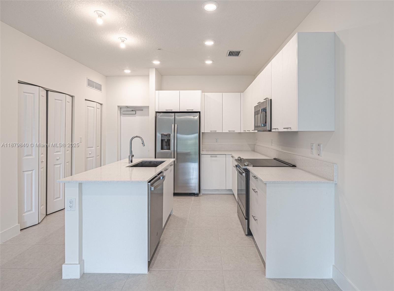 DOWNTOWN DORAL SOUTH PHAS - Residential