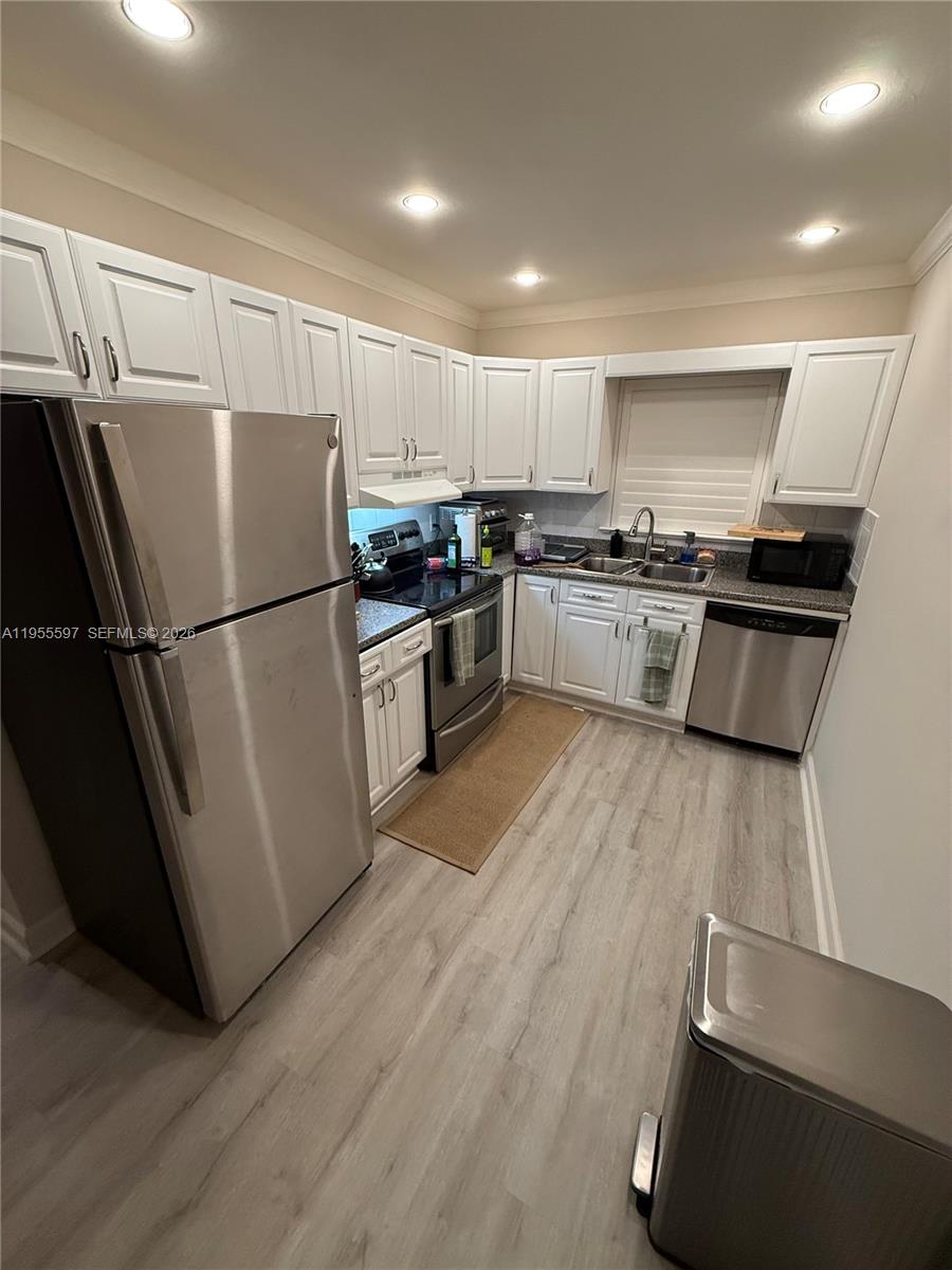 Charming and move-in ready 1BD/1.5BA first-floor apartment in Kings Creek South. This updated unit features an inviting living space, modern kitchen and baths, and a generously sized bedroom. Ideal for easy living in a peaceful, well-kept community with great amenities and convenient access to everyday essentials including shopping, dining, and major roadways.
