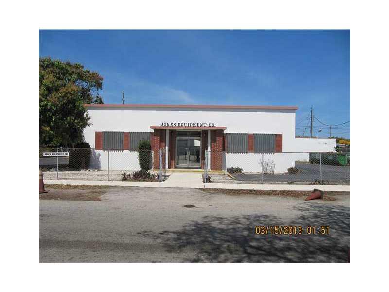 Great freestanding warehouse/office on huge 15,750 square foot lot. Parcel to west included. Liberal zoning m2, auto sales ok. New AC system. Fenced in self contained parking lot. 10ft ceiling height, one street level door. 4 bathrooms. Room to build addi tional warehsoue on separate lot to west. Seller will finance to qualified buyer 30% down. Priced to sell! Easy to show call LA.