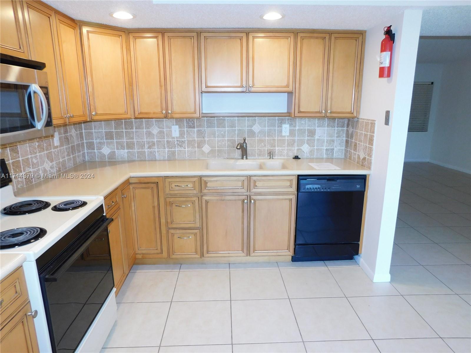 THE HORIZONS CONDO #4 - Residential Lease