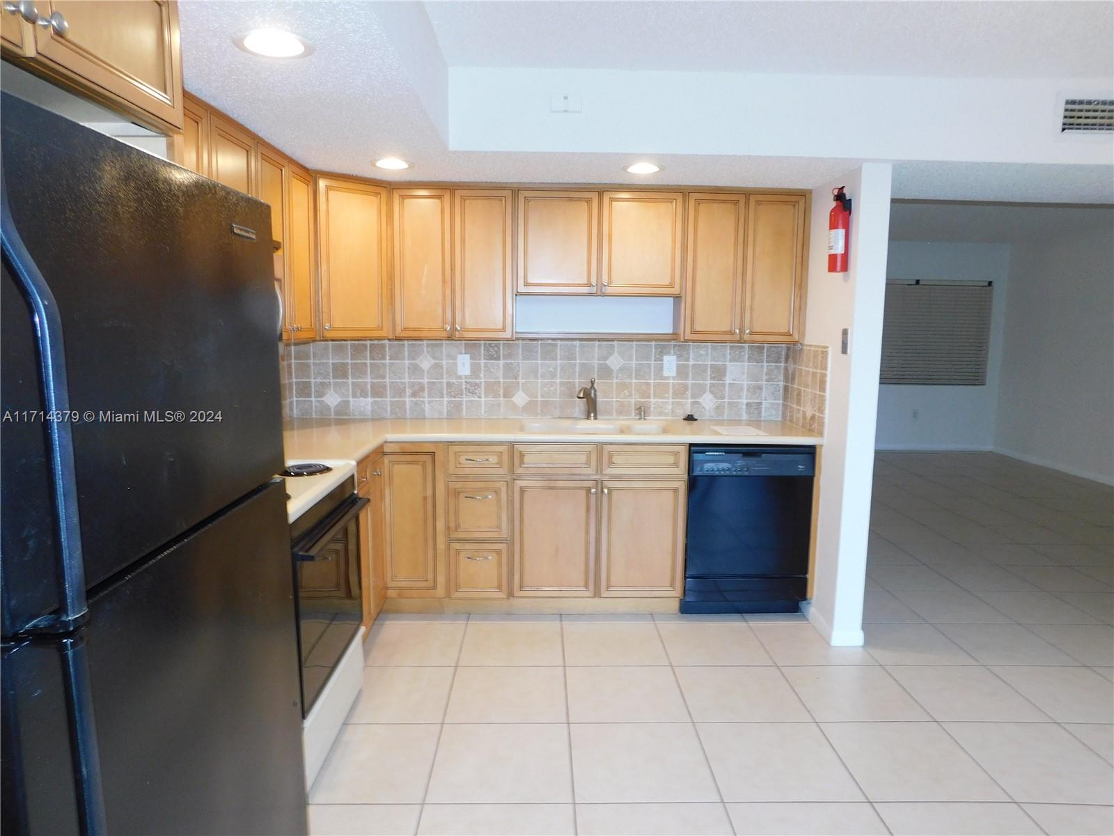 THE HORIZONS CONDO #4 - Residential Lease