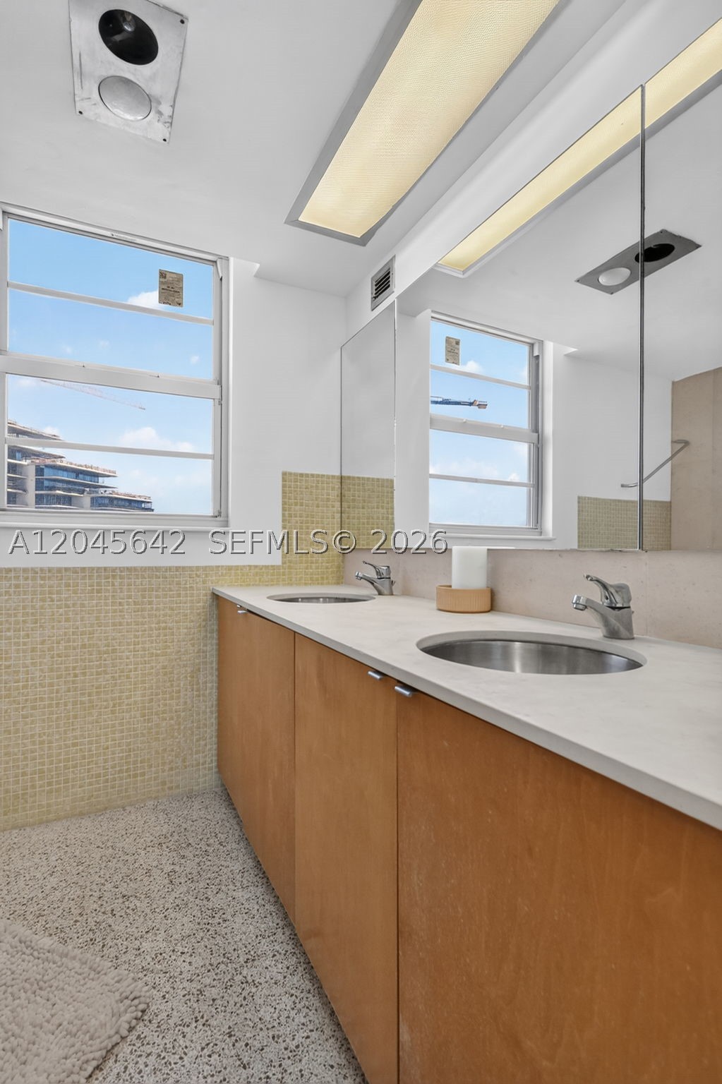 IMPERIAL HOUSE CONDO - Residential