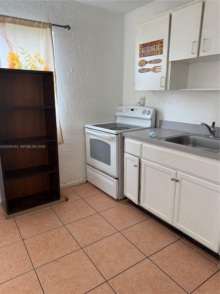 TOWN OF HALLANDALE B-13 - Residential Lease
