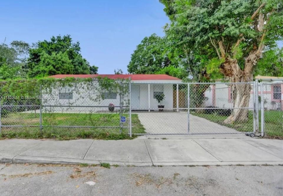 Cozy single family house close to everything, nice backyard, easy move in process.House will be rent as is.