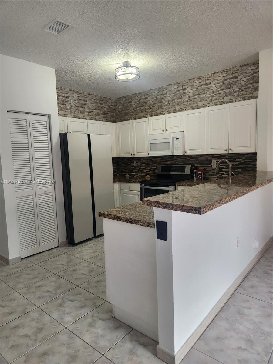 SPANISH LAKES 2ND ADDN - Residential Lease