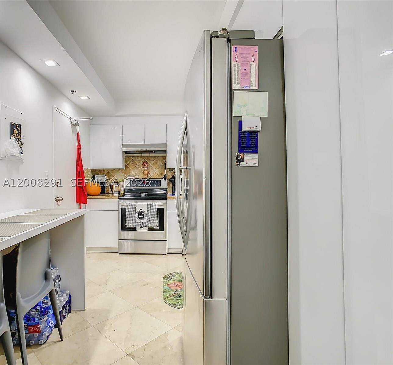 This is a great big unit in The Plaza, can maybe convert to 2 rooms + den , view of the ocean not direct .
Come and enjoy a unit that will add value with time.