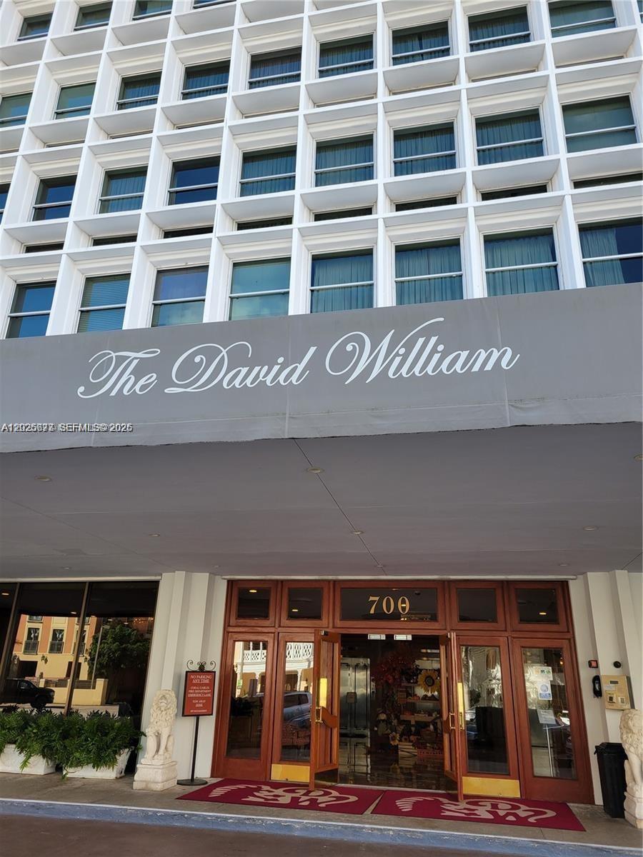 Live in an excellent location ,Large 1bd/1ba unit in building with 24 hrs concierge and security. Stunning 360 vews of Coral Gables, Roftop pool deck. Walk to miracle mile. maintenance includes electricity,water, gas,cable tv and trash.