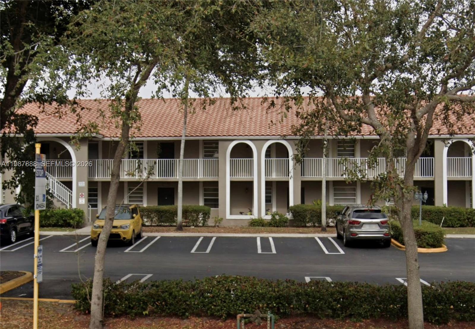 GREAT OPPORTUNITY IN CORAL SPRINGS. 2 BEDROOM 2 BATHROOM UNIT ON FIRST FLOOR AND DIRECT ACCESS TO PARKING. COMMUNITY POOL, WASHER AND DRYER, TILE THROUGHOUT. ON ROYAL PALM BLVD SURROUNDED BY EXCELENT SCHOOLS AND SERVICES. AVAILABLE IMMEDIATELY. IDEAL FOR RESIDENCE OR INVESTMENT IN A GROWING COMMUNITY. RENTED UNTIL NOVEMBRE 2026; GREAT OPPORTUNITY FOR INVESTORS!