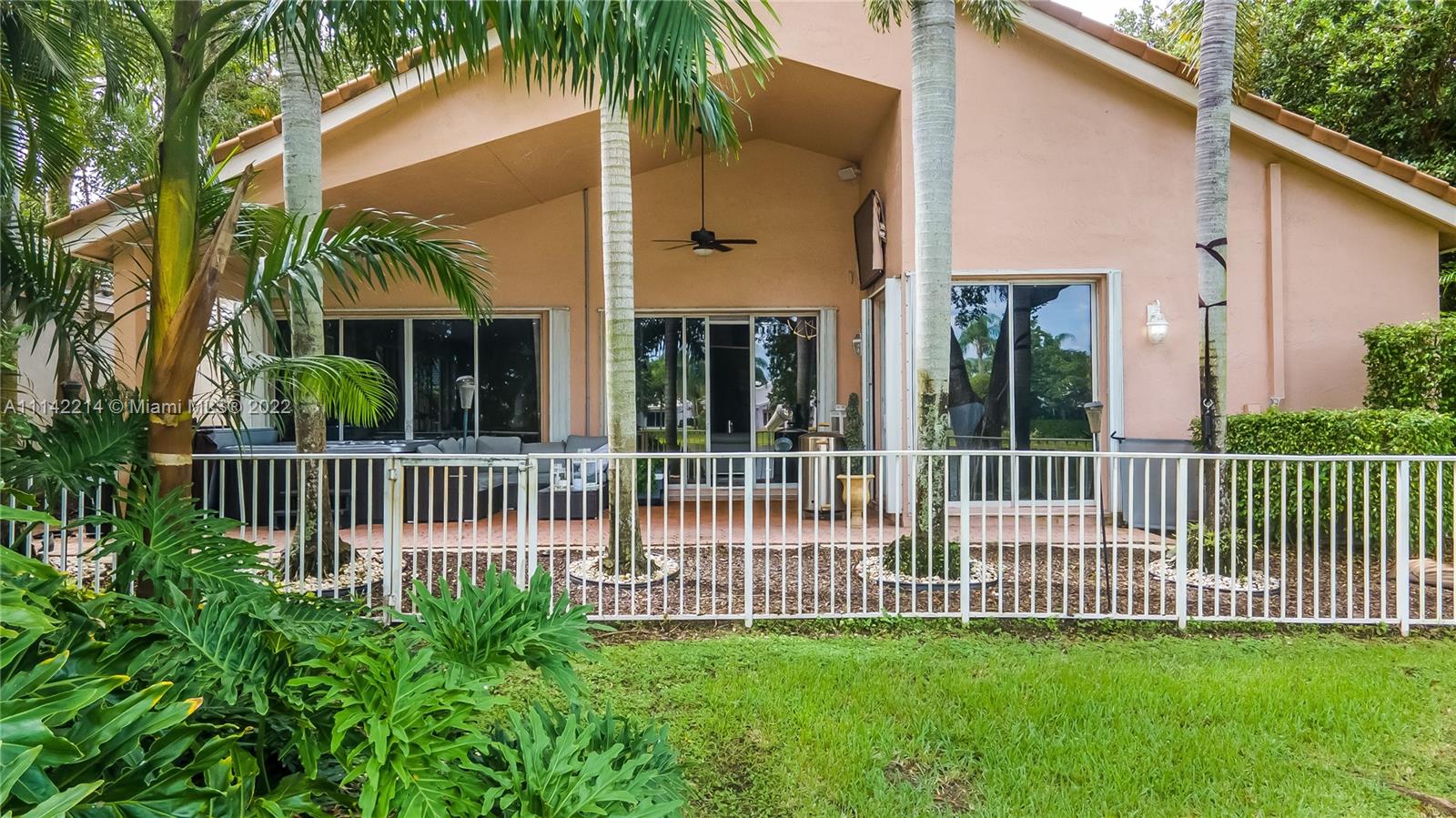 HOLLYWOOD LAKES COUNTRY C - Residential