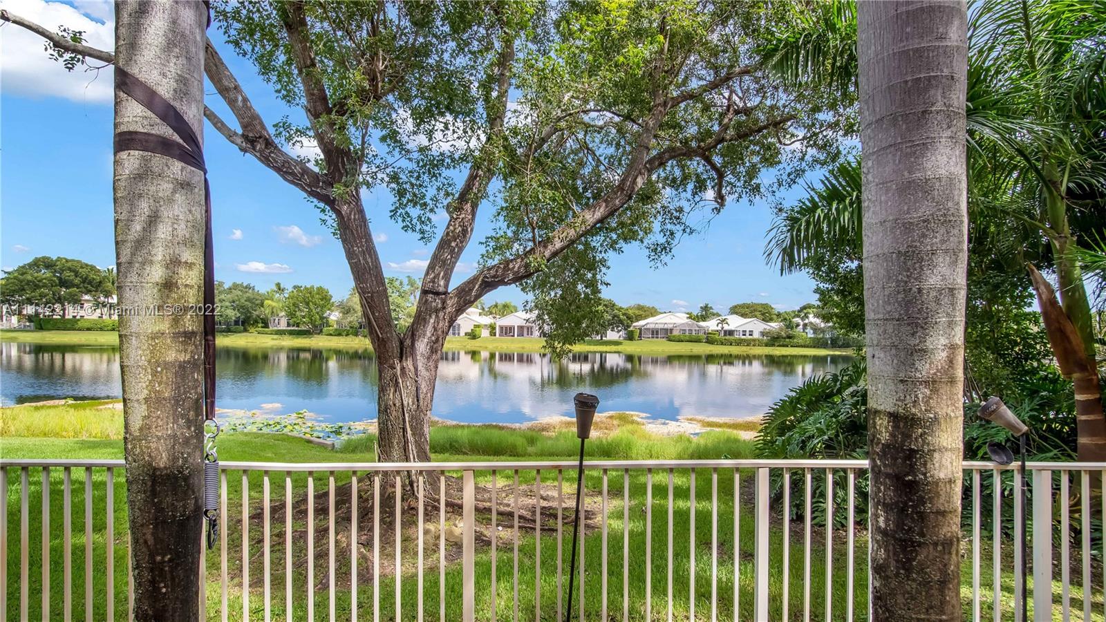 HOLLYWOOD LAKES COUNTRY C - Residential