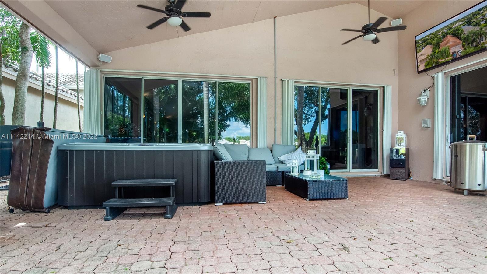 HOLLYWOOD LAKES COUNTRY C - Residential