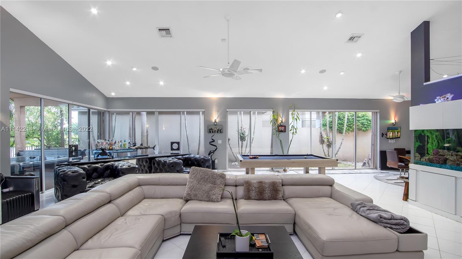 HOLLYWOOD LAKES COUNTRY C - Residential