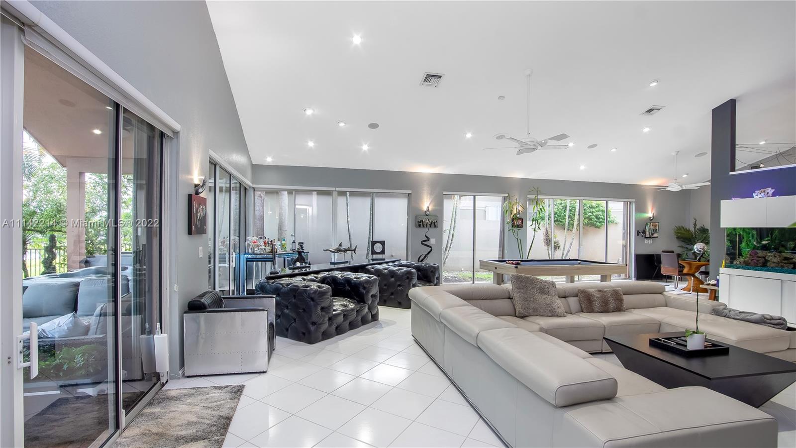 HOLLYWOOD LAKES COUNTRY C - Residential