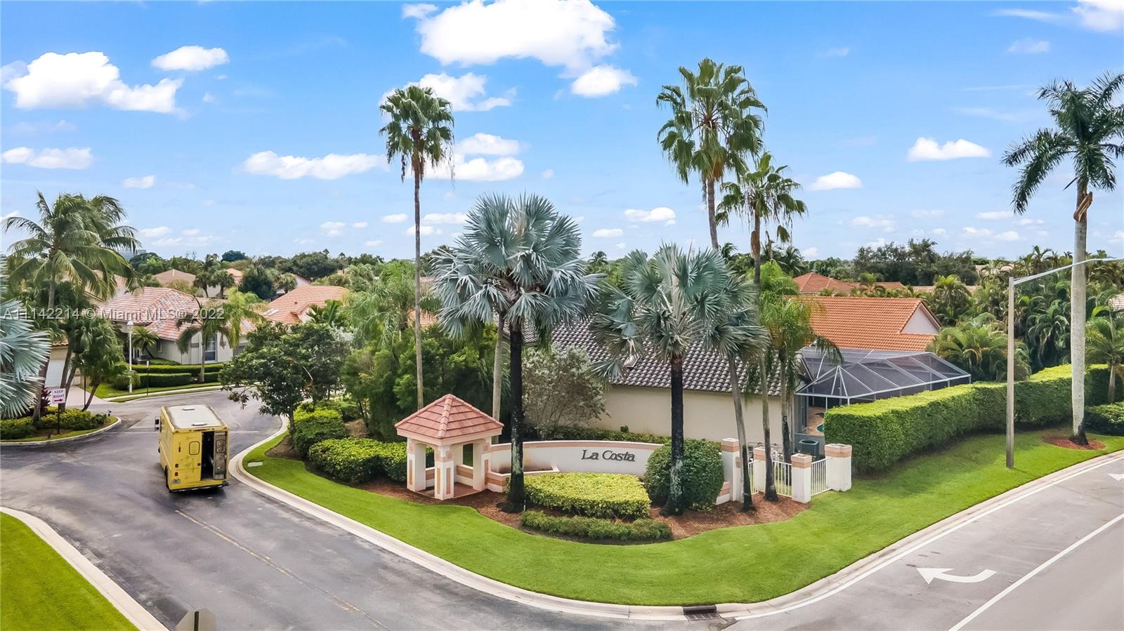HOLLYWOOD LAKES COUNTRY C - Residential