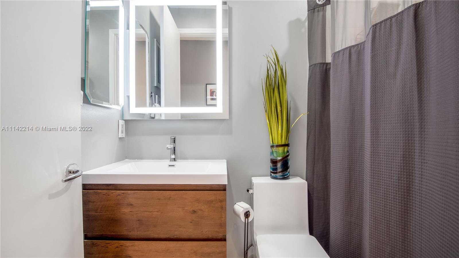 HOLLYWOOD LAKES COUNTRY C - Residential