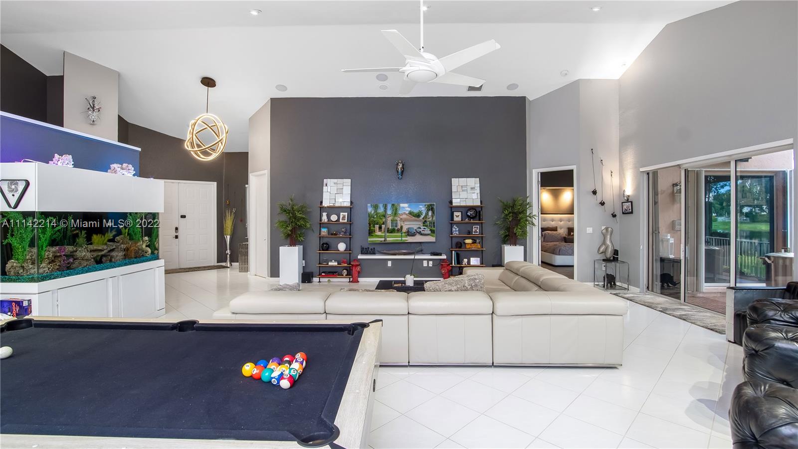 HOLLYWOOD LAKES COUNTRY C - Residential