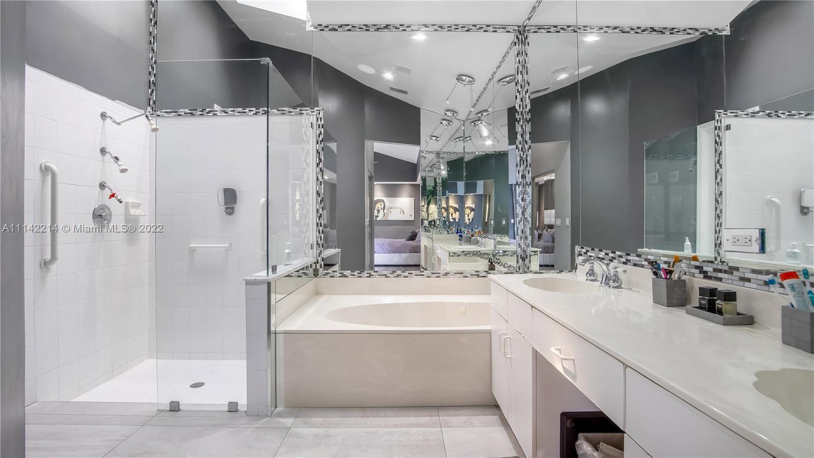 HOLLYWOOD LAKES COUNTRY C - Residential
