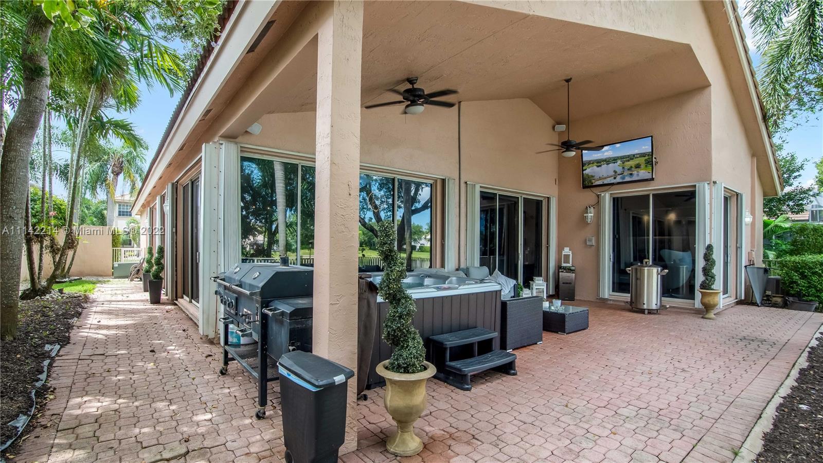 HOLLYWOOD LAKES COUNTRY C - Residential