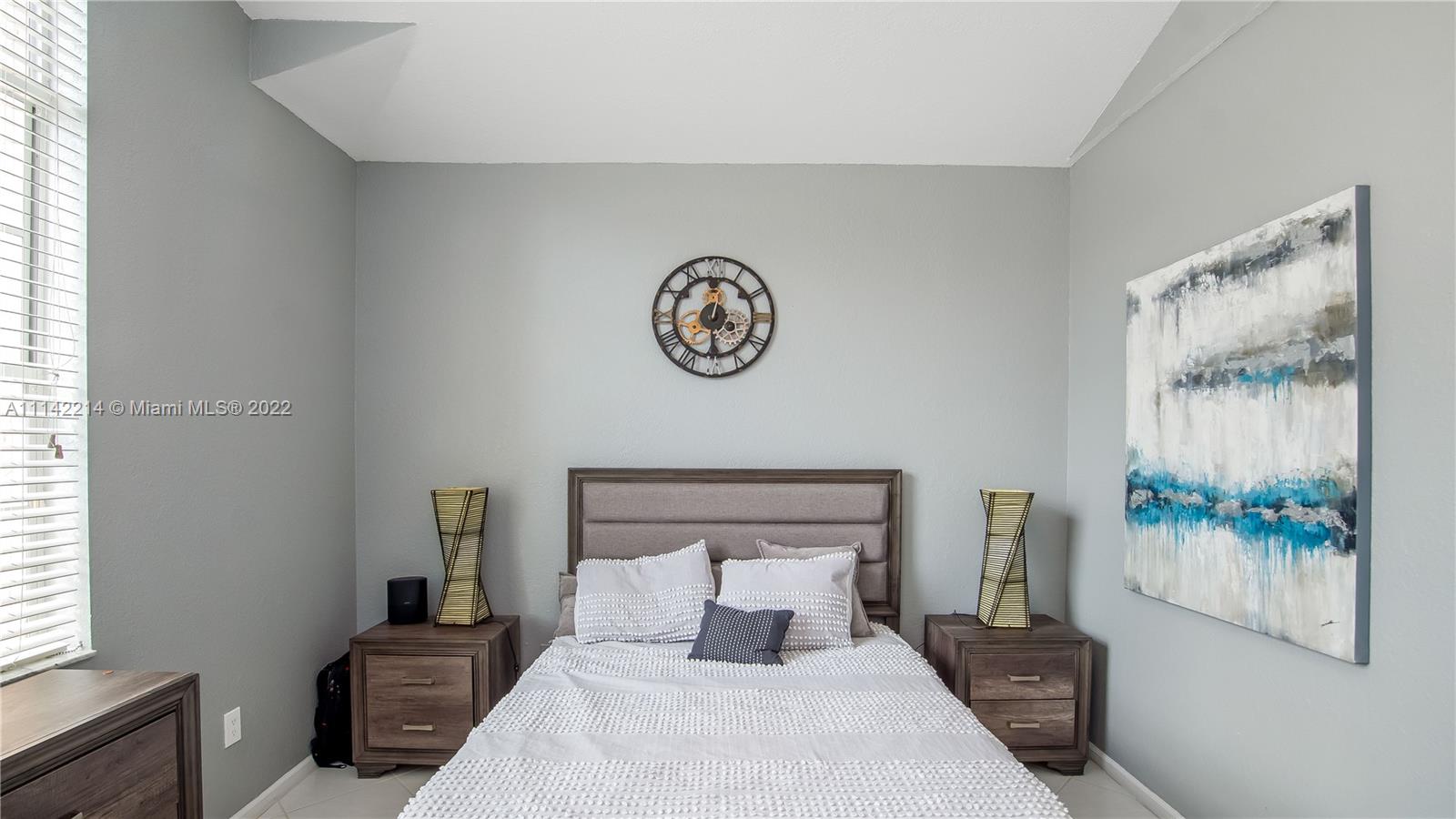 HOLLYWOOD LAKES COUNTRY C - Residential