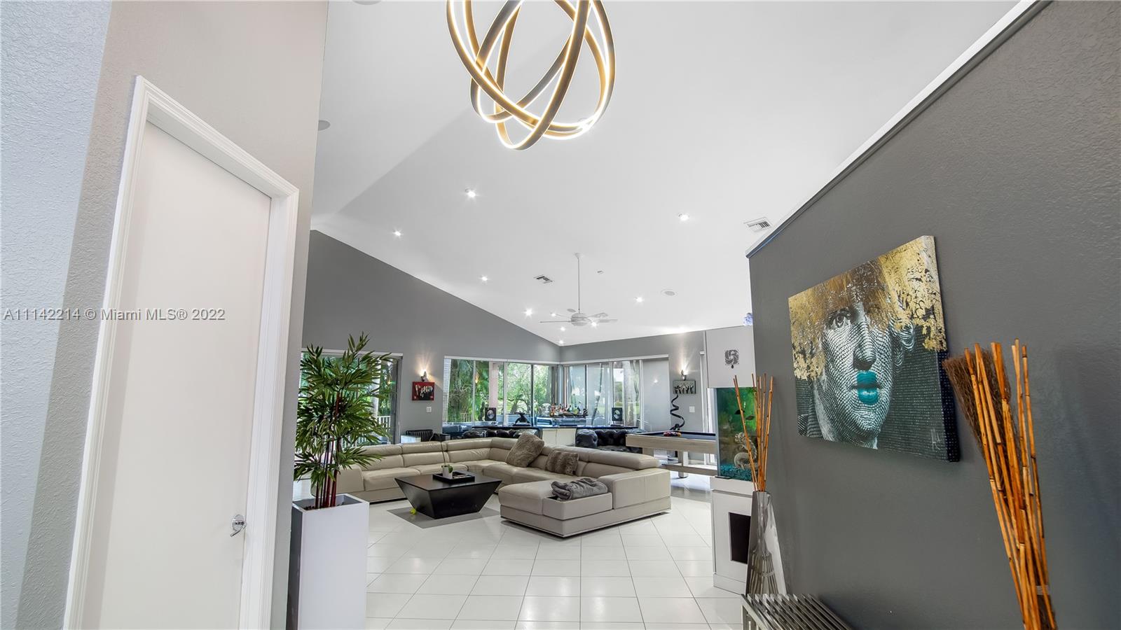 HOLLYWOOD LAKES COUNTRY C - Residential