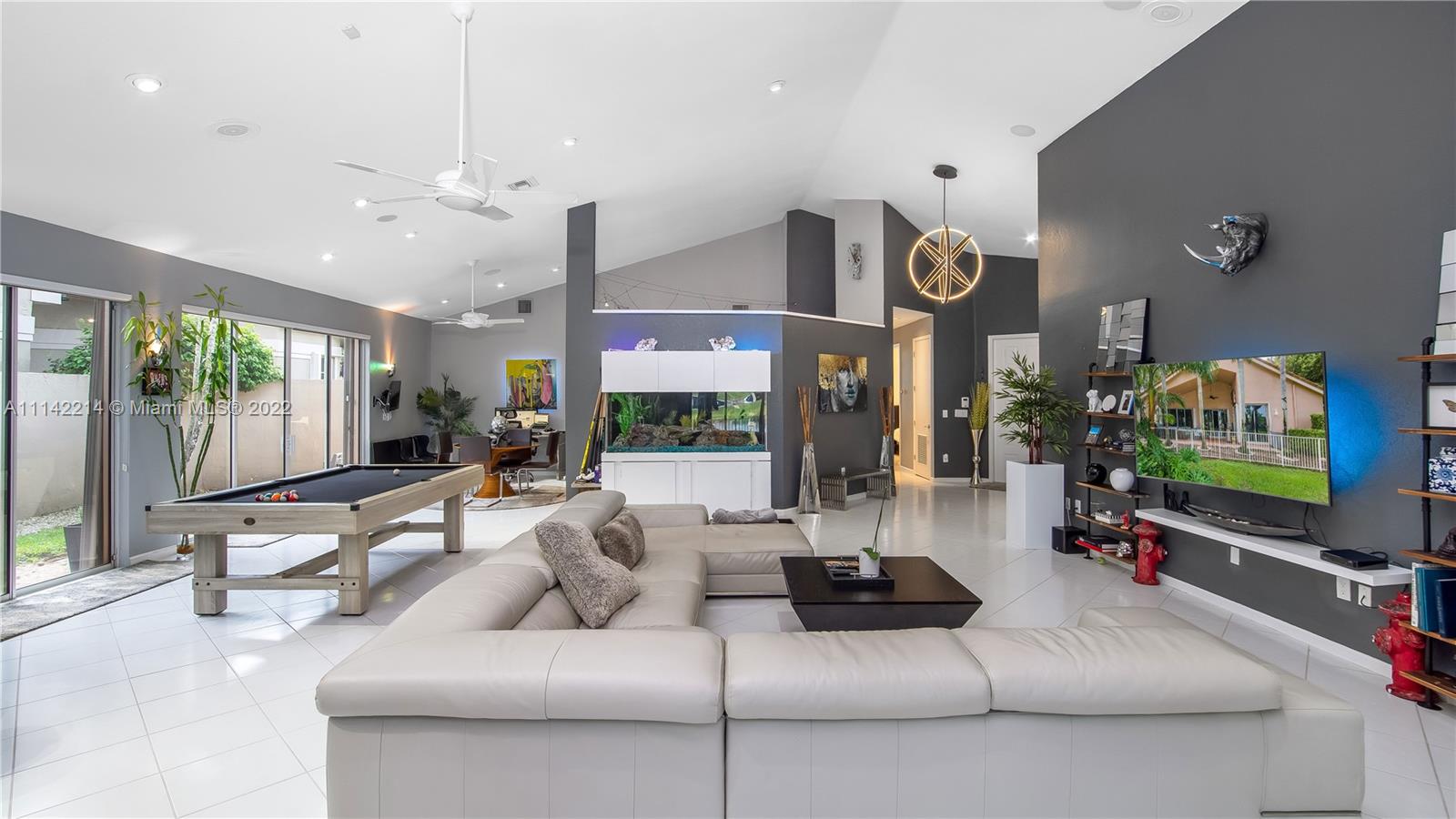 HOLLYWOOD LAKES COUNTRY C - Residential